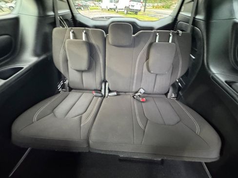 Used 2023 Chrysler Pacifica Touring FWD image 16