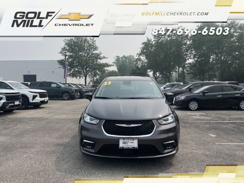 Used 2023 Chrysler Pacifica Touring-L FWD image 2