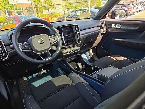 Used 2023 Volvo XC40 Recharge Ultimate image 12