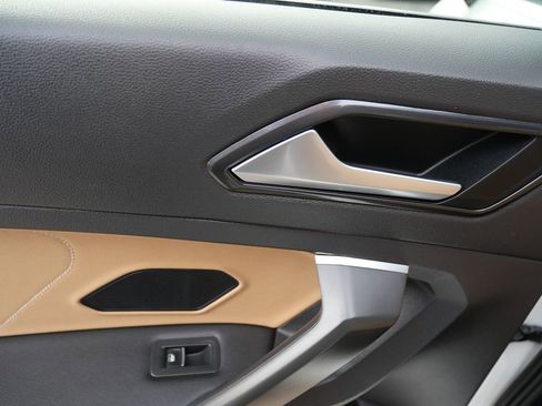 Used 2022 Volkswagen Tiguan SE w/ Panoramic Sunroof Package image 24