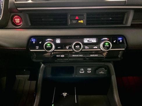Used 2025 Honda Pilot Black Edition image 32