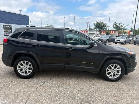 Used 2017 Jeep Cherokee Latitude w/ Cold Weather Group AWD/4WD image 6