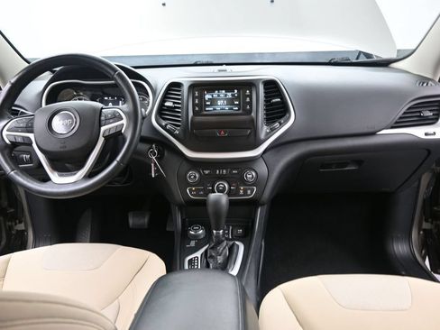 Used 2018 Jeep Cherokee Latitude w/ Cold Weather Group AWD/4WD image 30