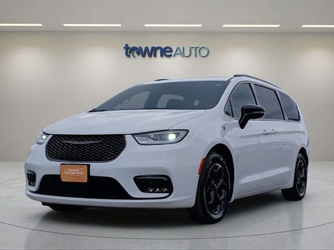 Used 2024 Chrysler Pacifica Premium image 1