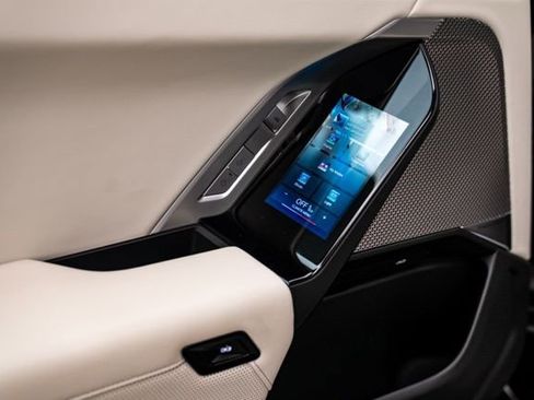 Used 2023 BMW 760i xDrive image 27