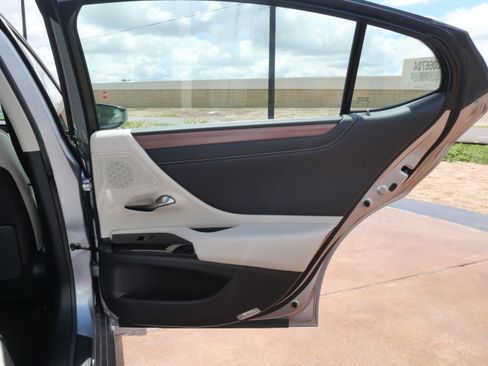 Used 2025 Lexus ES 300h w/ Premium Package image 9