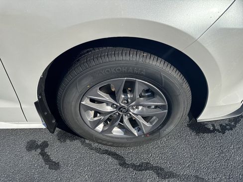 New 2025 Toyota Sienna XLE image 10