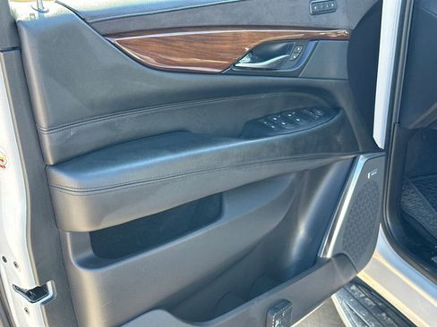 Used 2020 Cadillac Escalade ESV Premium Luxury image 10