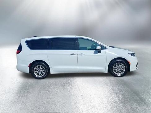 Used 2023 Chrysler Pacifica Touring-L FWD image 7