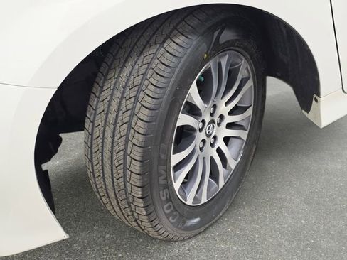 Used 2018 Toyota Sienna XLE w/ XLE Navigation Package FWD image 30