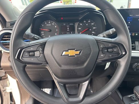 Used 2025 Chevrolet Trax LS image 17