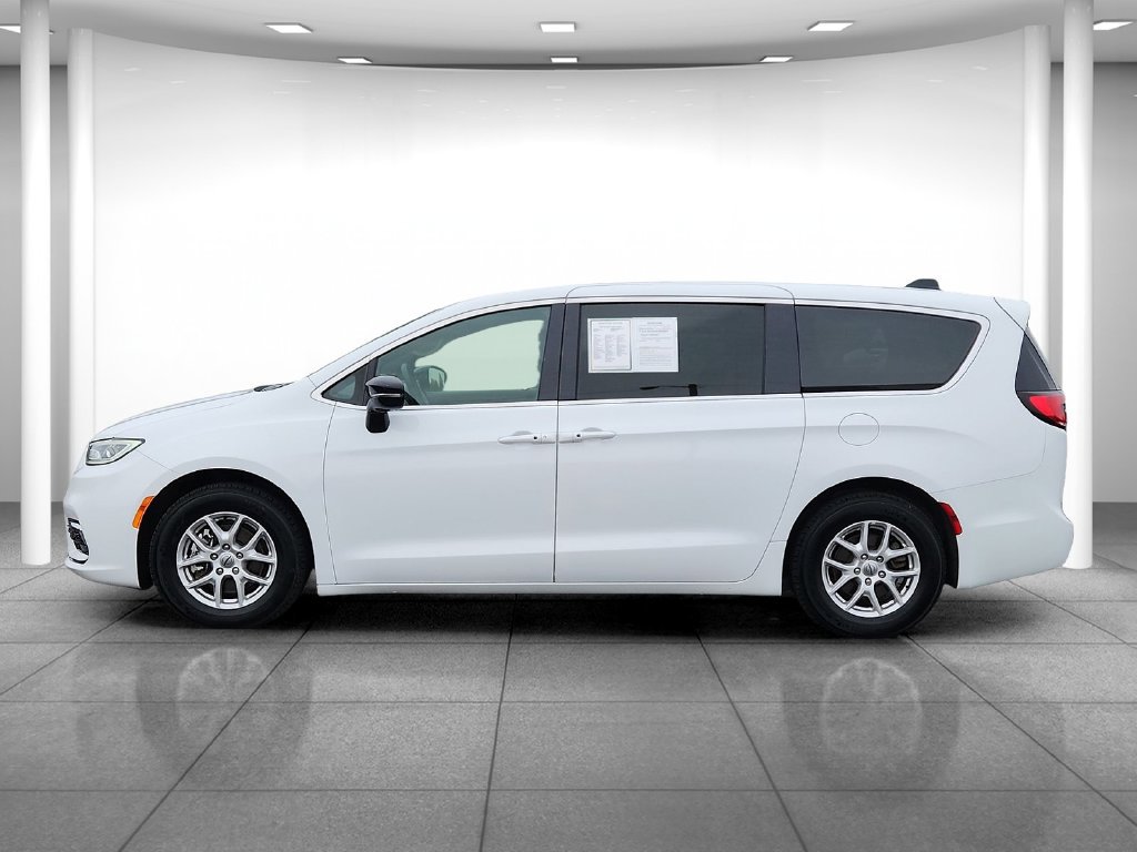 Used 2025 Chrysler Pacifica Select FWD image 5