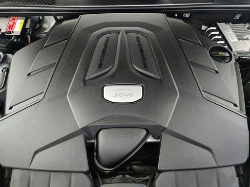 Used 2021 Porsche Cayenne w/ Premium Package image 40