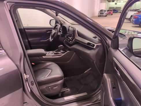 Used 2020 Toyota Highlander Limited image 9