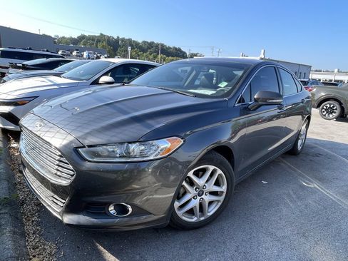 Used 2015 Ford Fusion SE w/ Equipment Group 202A FWD image 2