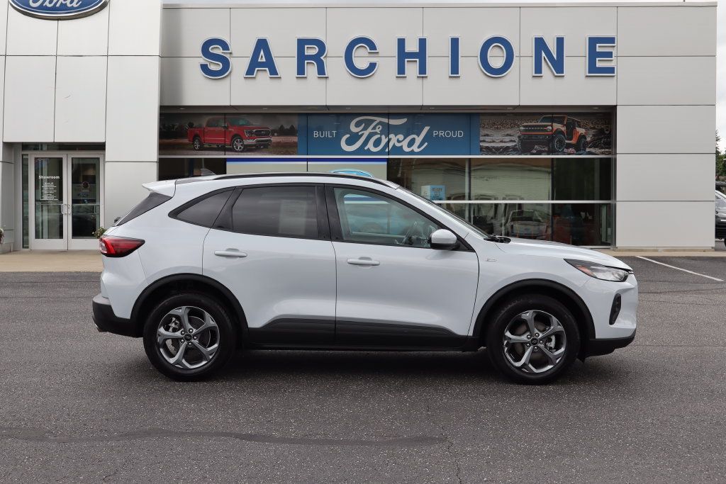 Used 2025 Ford Escape ST-Line Select AWD/4WD image 2