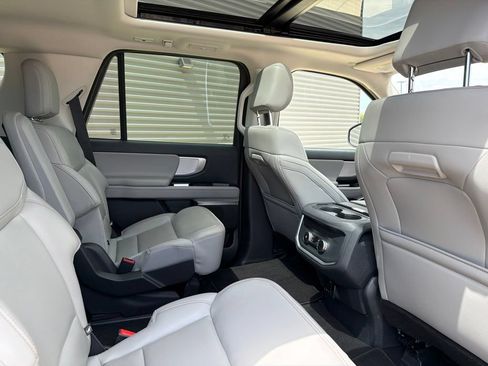 Used 2025 Ford Expedition Active AWD/4WD image 17