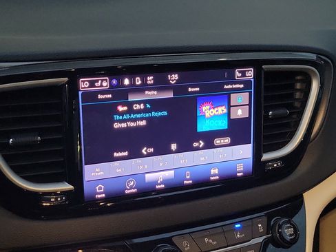 Used 2023 Chrysler Pacifica Touring-L FWD image 28