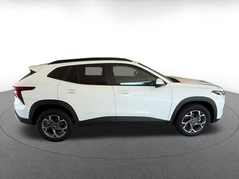 Used 2025 Chevrolet Trax LT FWD image 16