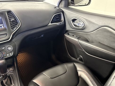 Used 2019 Jeep Cherokee Latitude Plus w/ Comfort/Convenience Group image 13