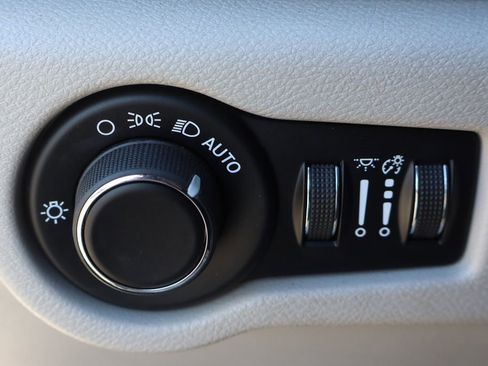 Used 2019 Chrysler Pacifica Touring image 17