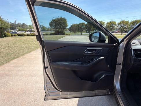 Used 2023 Nissan Rogue Platinum w/ Platinum Premium Package image 6