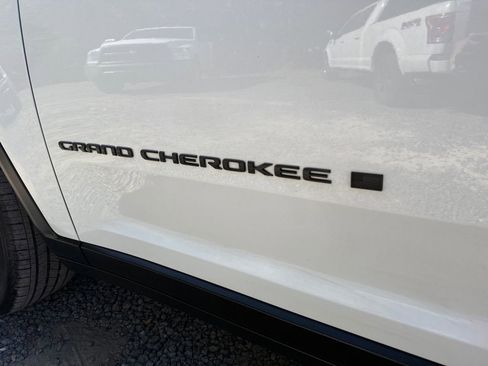 Certified 2022 Jeep Grand Cherokee L Laredo RWD image 17