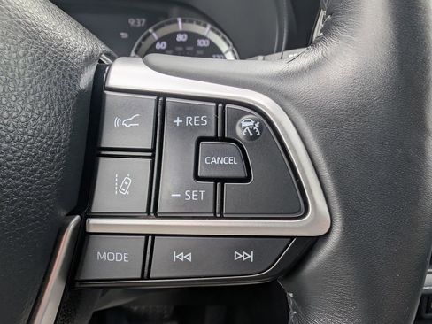 Used 2023 Toyota Highlander LE FWD image 27