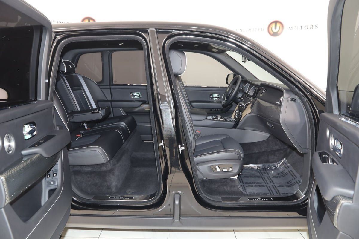 Used 2024 Rolls-Royce Cullinan Black Badge AWD/4WD image 17