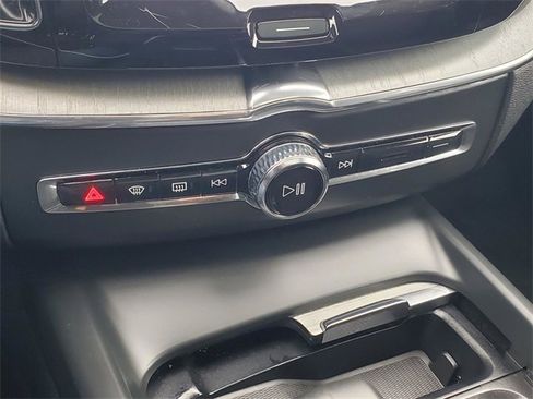 Used 2025 Volvo XC60 B5 Plus image 25