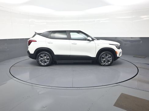 Used 2024 Kia Seltos LX AWD/4WD image 2