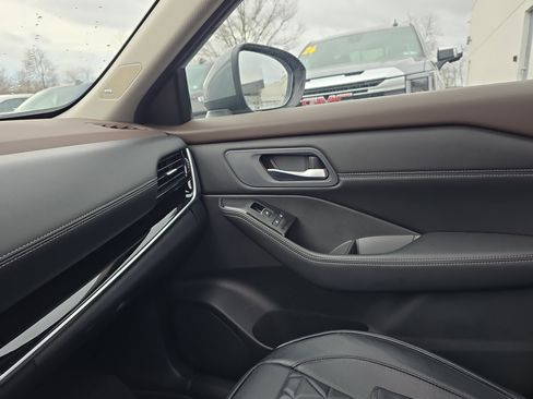 Used 2023 Nissan Rogue SL w/ SL Premium Package image 25