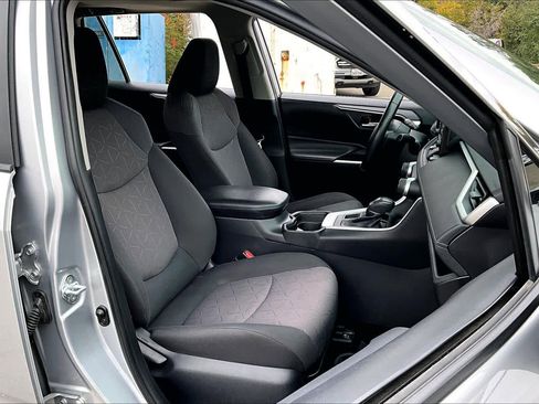 Used 2019 Toyota RAV4 XLE w/ Convenience Package image 8