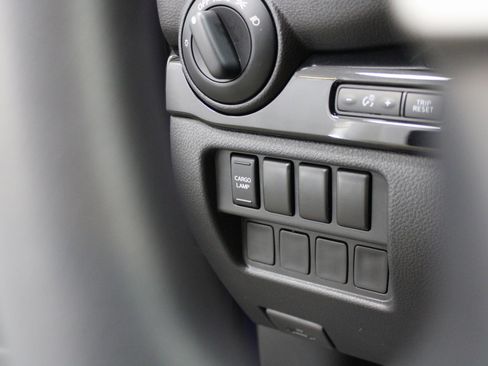 Used 2022 Nissan Titan SV image 30