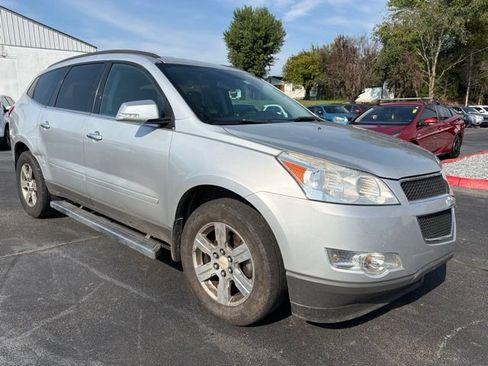 Used 2011 Chevrolet Traverse LT FWD image 2