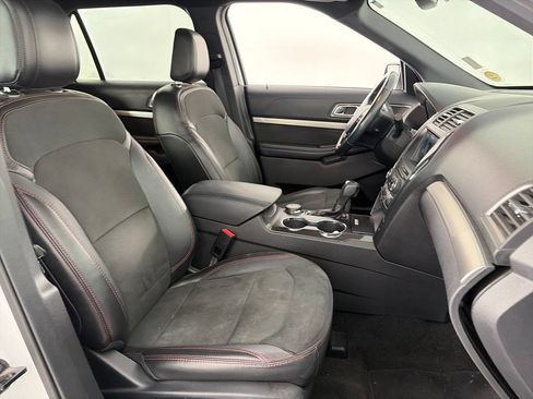 Used 2018 Ford Explorer XLT w/ Equipment Group 202A AWD/4WD image 31
