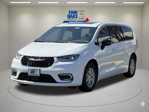 New 2026 Chrysler Pacifica Select image 2