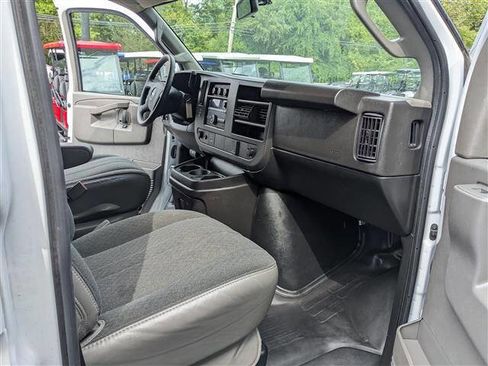 Used 2024 GMC Savana 2500 2500 3dr Cargo Van w/ Driver Convenience Package image 18
