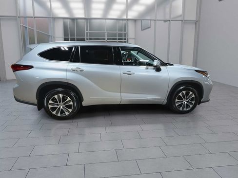 Used 2021 Toyota Highlander XLE AWD/4WD image 9