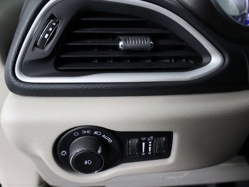 Used 2023 Chrysler Pacifica Touring-L image 23