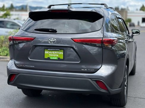 Used 2023 Toyota Highlander XLE AWD/4WD image 5