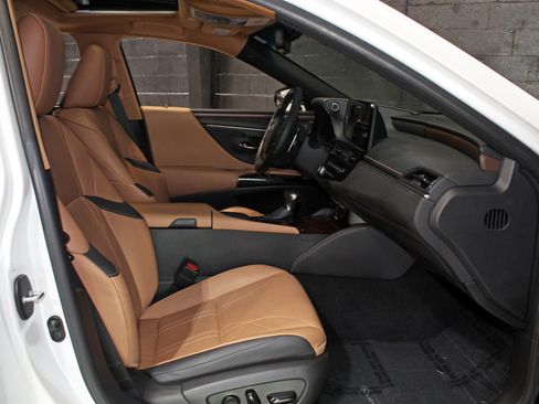 Used 2022 Lexus ES 300h Ultra Luxury w/ Accessory Package 2 FWD image 49