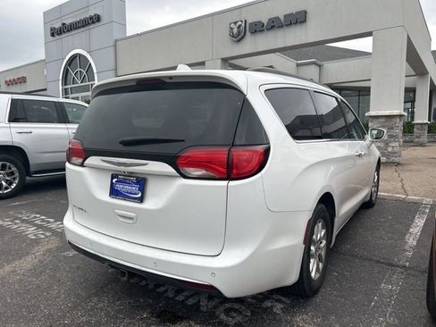 Used 2020 Chrysler Pacifica Touring FWD image 5