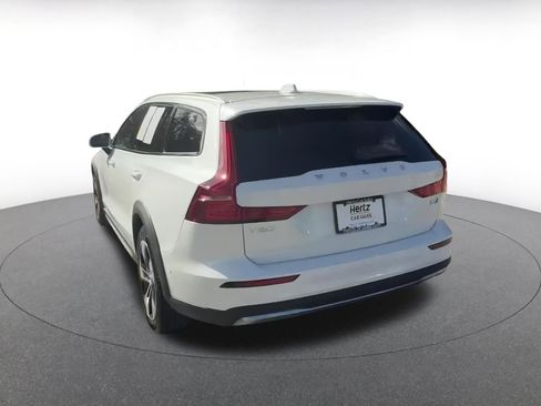 Used 2025 Volvo V60 B5 Cross Country Plus image 11
