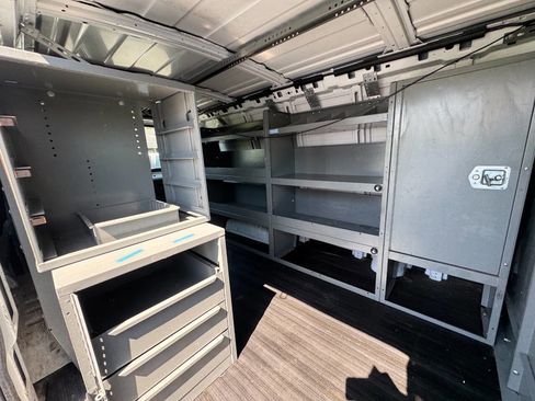 Used 2011 Chevrolet Express 2500 RWD image 15