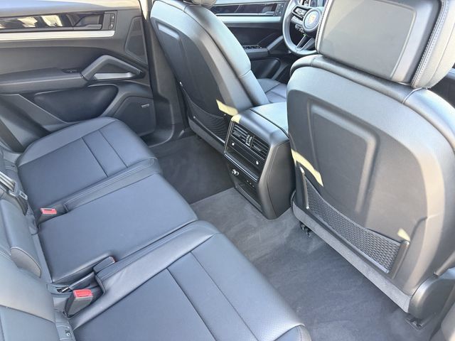 Used 2025 Porsche Cayenne AWD/4WD image 22