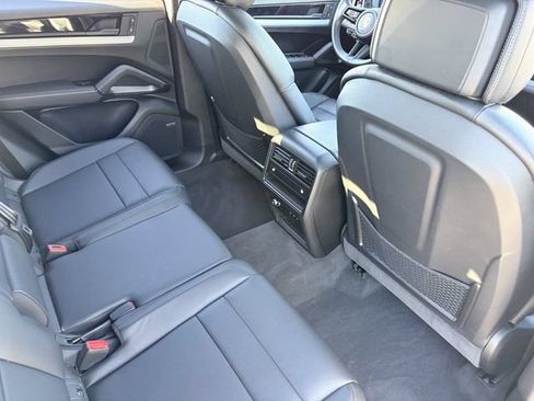 Used 2025 Porsche Cayenne AWD/4WD image 22