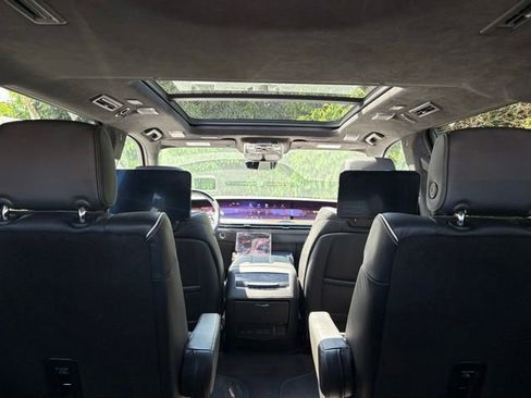 Used 2025 Cadillac Escalade ESV Sport Platinum w/ LPO, ONYX Package AWD/4WD image 9
