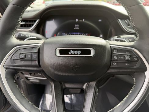 Used 2023 Jeep Grand Cherokee Altitude image 22