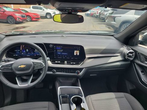 Certified 2025 Chevrolet Equinox LT FWD image 11